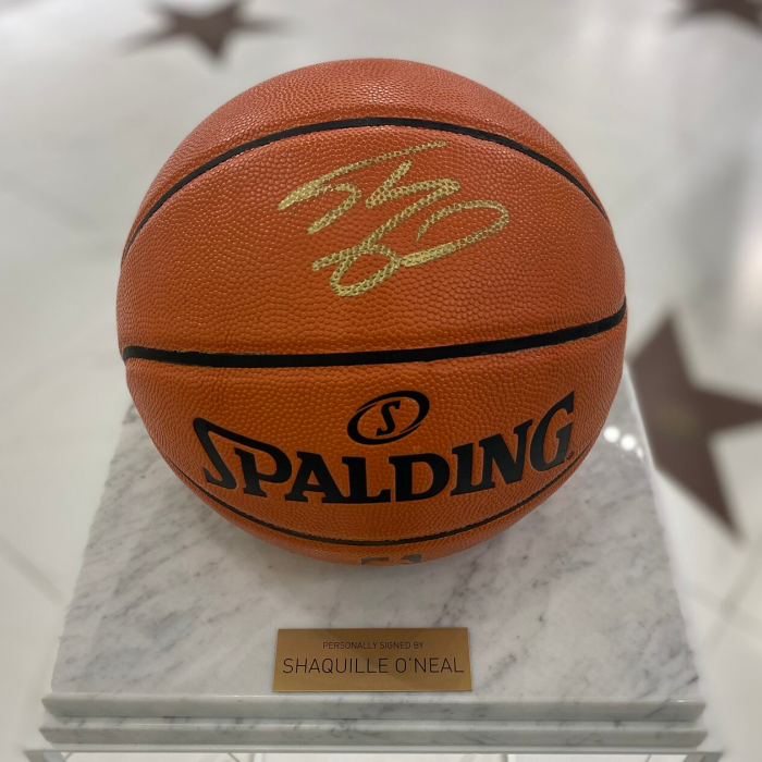 Баскетбольный мяч с автографом Шакила О’Нила, мрамор белый