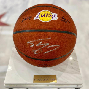 Баскетбольный мяч с автографом Шакила О’Нила, мрамор белый