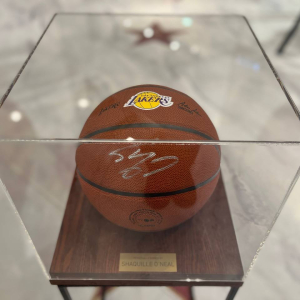 Баскетбольный мяч с автографом Шакила О’Нила, дерево