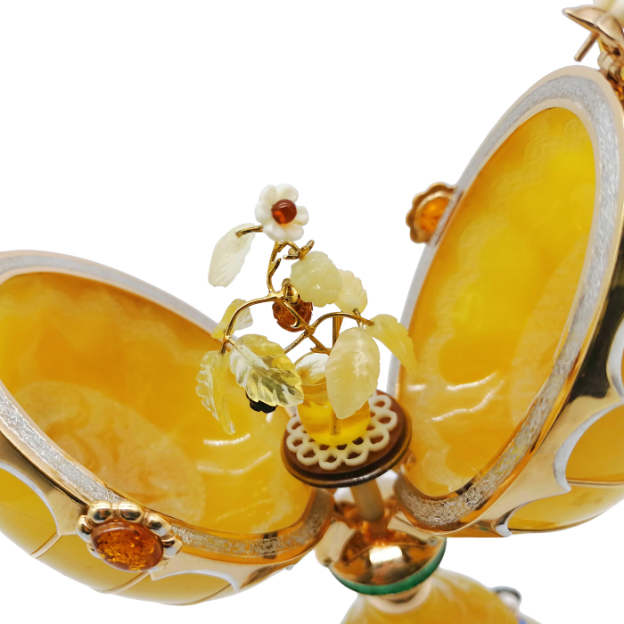 Ювелирная композиция из янтаря в стиле Фаберже "Яйцо с ежевикой"