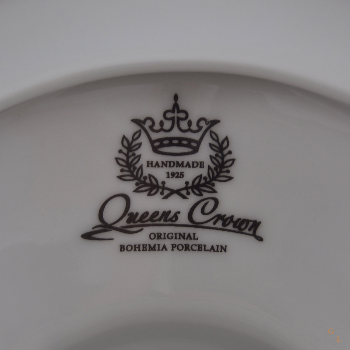 Фарфоровое блюдо на ножке Queen's Crown Охота красная, квадратное