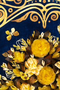 Картина из янтаря "Ваза с розами" на синем бархате
