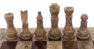 Шахматы из ракушечника с коричневым ониксом