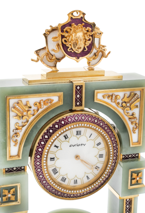 Эксклюзивные настольные часы из нефрита "Медуза Горгона" с вазой