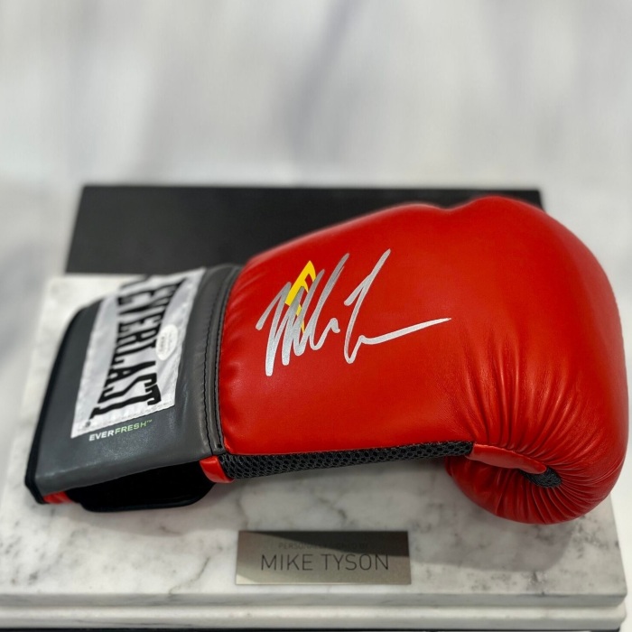 Боксерская перчатка с автографом Майка Тайсона, мрамор белый