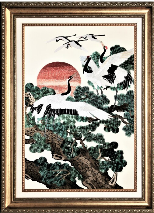 Картина на шелке "Японские красноголовые журавли у пихт" ручной работы