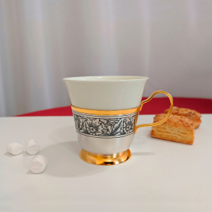 Чайная чашка из серебра "Астры"