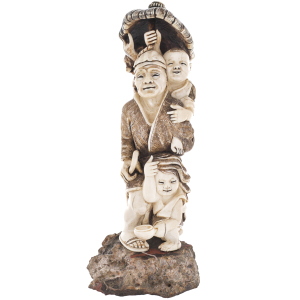 Сувенир из бивня мамонта "Семья с обезьянкой под зонтом"
