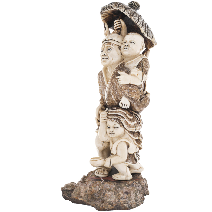 Сувенир из бивня мамонта "Семья с обезьянкой под зонтом"