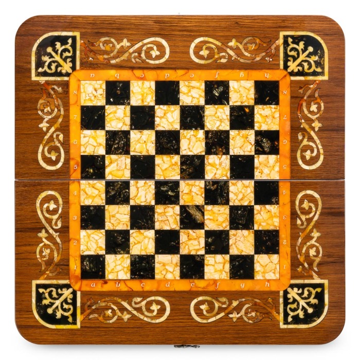 Шахматы из янтаря "Рыцарские" мореный дуб