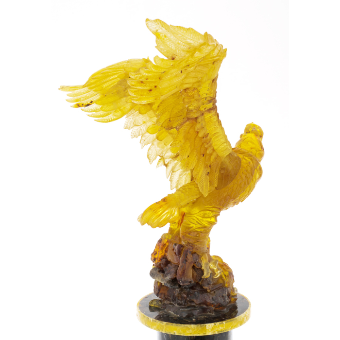 Скульптура из янтаря "Орёл"