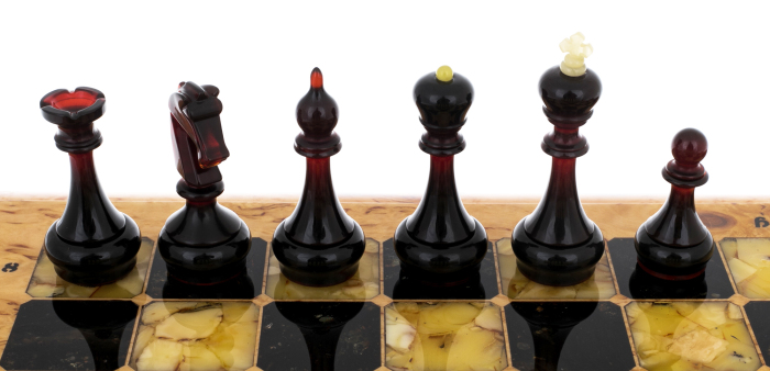 Шахматный ларец из карельской березы и янтаря