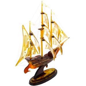 Модель корабля из янтаря "Корвет"