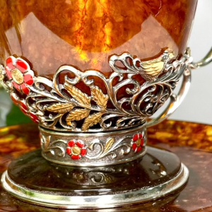 Чайная чашка из янтаря и бронзы "Хохлома"