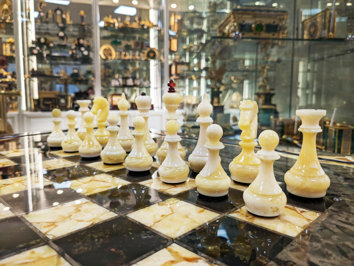 Шахматный стол из карельской березы и янтаря "Инфинити"