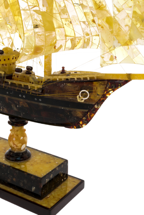 Корабль из янтаря "Линкор Барк"