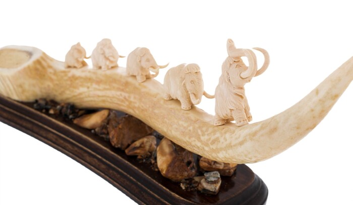Скульптура  из рога лося "Пять мамонтов" на подставке