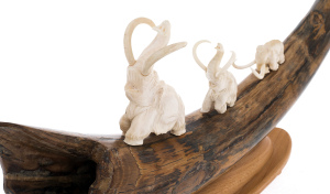 Скульптура  из рога лося "Три мамонта на бивне"
