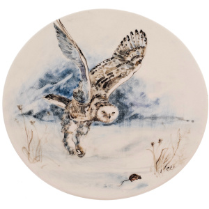 Тарелка из фарфора "Заполярье: охота за мышью" с ручной росписью