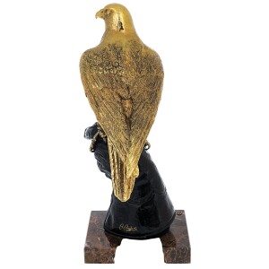 Скульптура "Золотой сокол в руке"