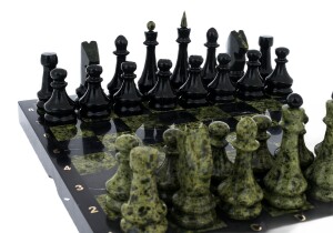 Шахматы из змеевика "Каменный век" средние