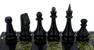 Шахматы из змеевика "Каменный век" средние