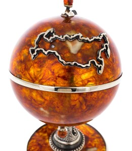 Сувенир из янтаря "Глобус"