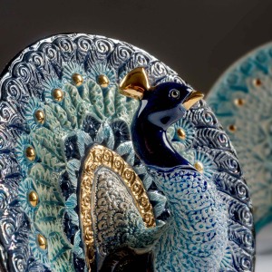 Скульптура "Голубой павлин"