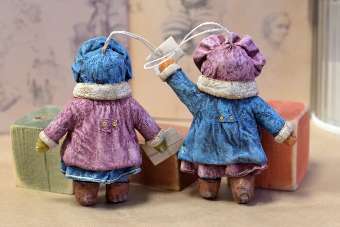 Набор коллекционных елочных игрушек из ваты ручной работы "19 век. Девочки с письмом" 2шт
