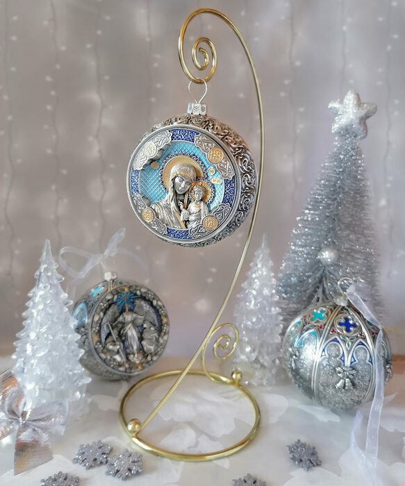 Набор подарочный с шарами и иконой "Казанская Божья Матерь " из серебра, 2 шара