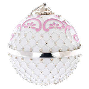 Ювелирный елочный шар "Белая сетка" с розовой вставкой