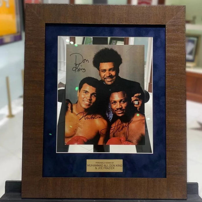 Фото с 3-мя автографами боксеров Мухаммеда Али, Дона Кинга и Джо Фрейзера