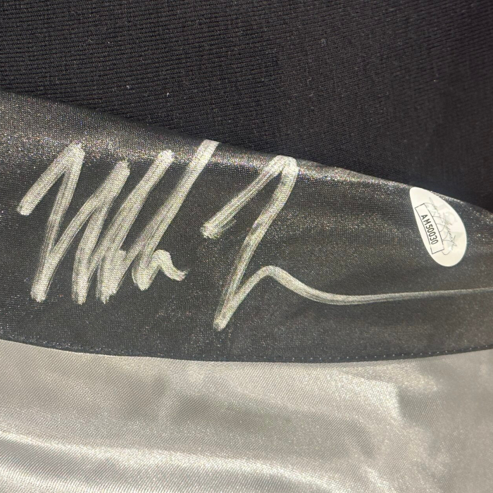 Боксерский халат с автографом боксера Майка Тайсона
