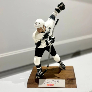 Коллекционная статуэтка с автографом хоккеиста Уэйна Гретцки