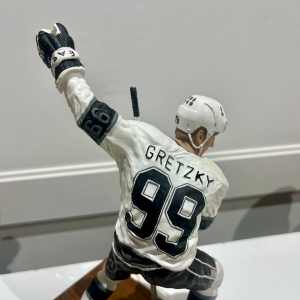Коллекционная статуэтка с автографом хоккеиста Уэйна Гретцки