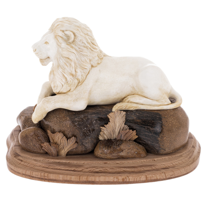 Скульптура из рога лося и цевки мамонта "Лев"