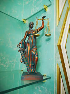 Статуэтка деревянная "Фемида"