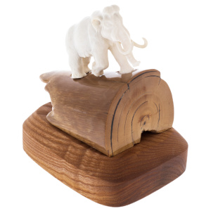 Скульптура из бивня мамонта и рога лося "Мамонт на короткой подставке"