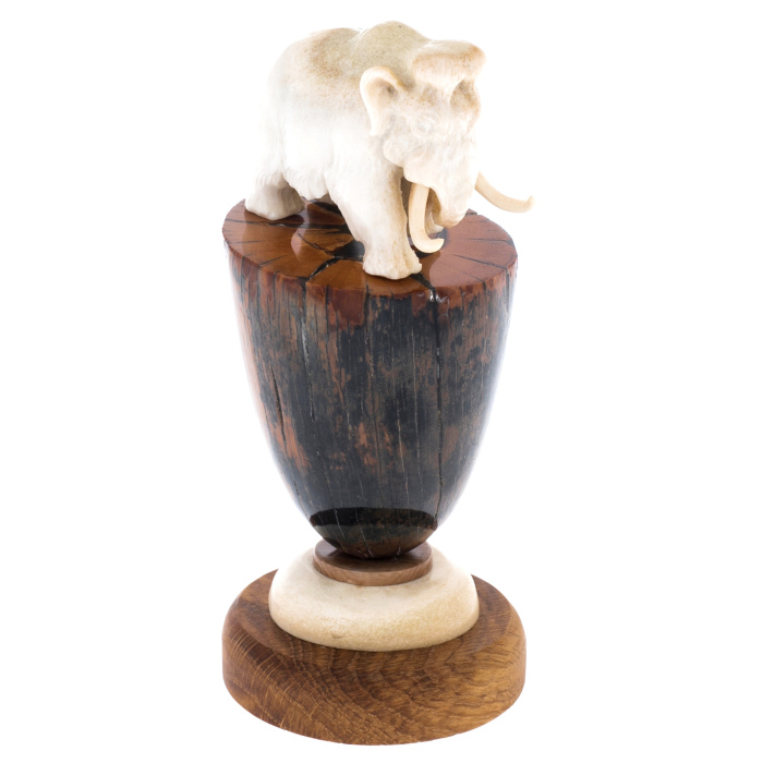 Скульптура из бивня мамонта и рога лося "Мамонт на высокой подставке"
