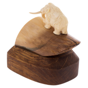 Скульптура из бивня мамонта и рога лося "Маленький мамонт на подставке"