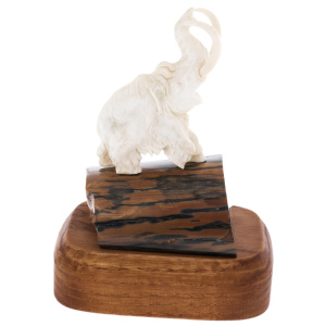 Скульптура из бивня мамонта и рога лося "Мамонт на подставке"