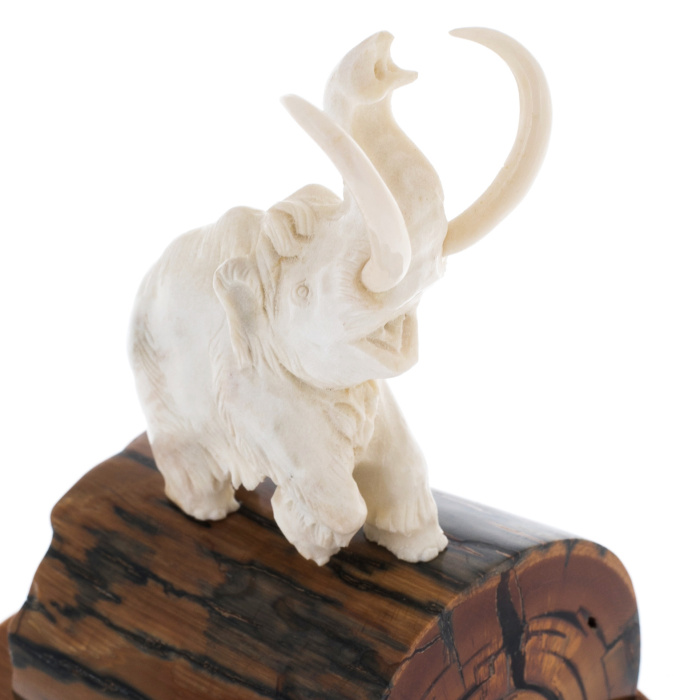 Скульптура из бивня мамонта и рога лося "Мамонт на подставке"