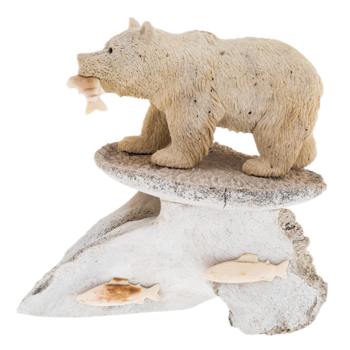 Скульптура из бивня мамонта и кости кита "Медведь-рыбак"