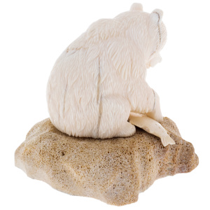 Скульптура из клыка моржа и кости кита "Мишка-рыбак" на подставке