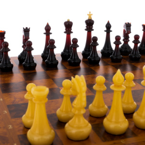 Шахматы с янтарными фигурами "Классика" большие
