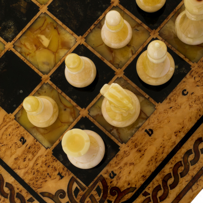Шахматы из карельской березы и янтаря "Арабески-Тина"