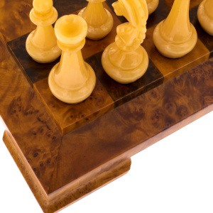 Шахматы из капа с янтарными фигурами