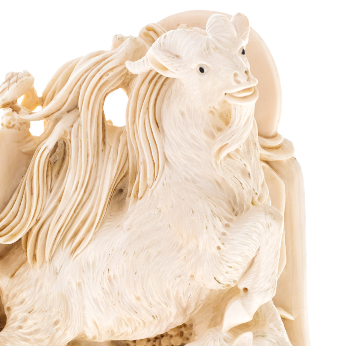 Скульптура из бивня мамонта "Козел и козленок"