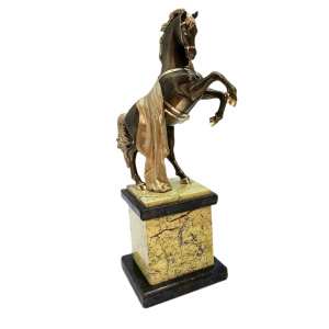 Статуэтка из офиокальцита, бронзы и змеевика "Конь" на пьедестале