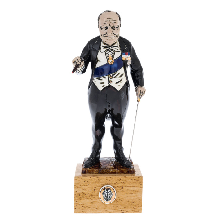 Статуэтка из фарфора и карельской березы "Уинстон Черчилль"